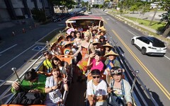 變裝皇后導覽「雙層巴士」開進臺東 行動實踐性別友善