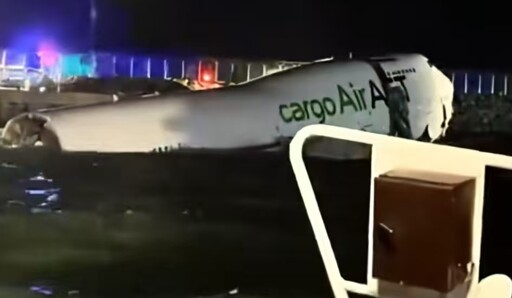 一架杜拜貨機降落香港機場時衝出跑道 機身斷裂墮海釀2死