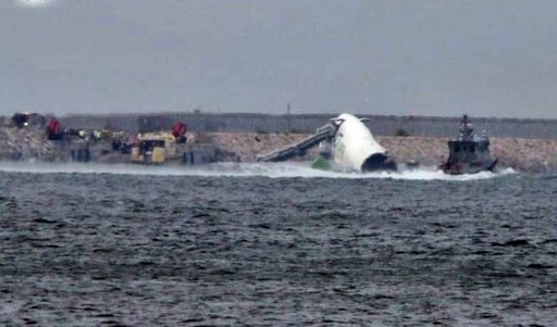 一架杜拜貨機降落香港機場時衝出跑道 機身斷裂墮海釀2死