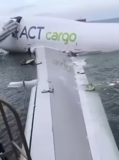 一架杜拜貨機降落香港機場時衝出跑道 機身斷裂墮海釀2死