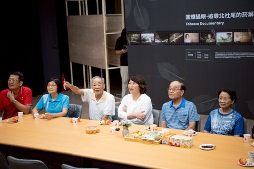 舊嘉義菸葉廠特展 黃敏惠市長陪同嘉菸員工回娘家