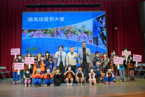 用愛為孩子裝滿希望 邱奕勝議長「背包傳愛」助學