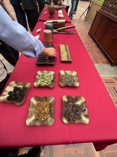 神農嘗百草再現 翁章梁化身神農氏宣傳中藥本草文化節