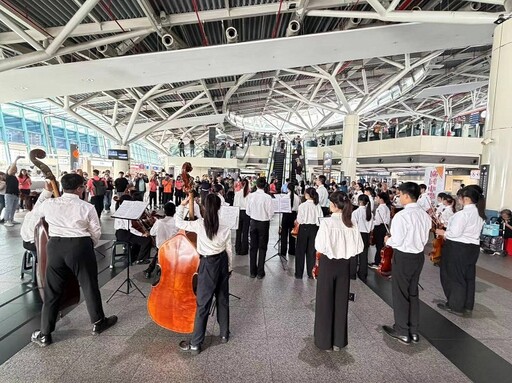 協同中學弦樂團高鐵嘉義站快閃演奏 驚豔南來北往旅客