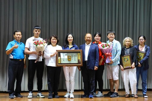 黃敏惠頒獎表揚工業會選拔績優廠商及模範勞工 感謝眾人齊心推動城市發展