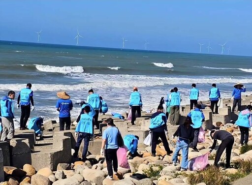 臺鹽志工全台動員 通霄廠260人淨灘護海洋