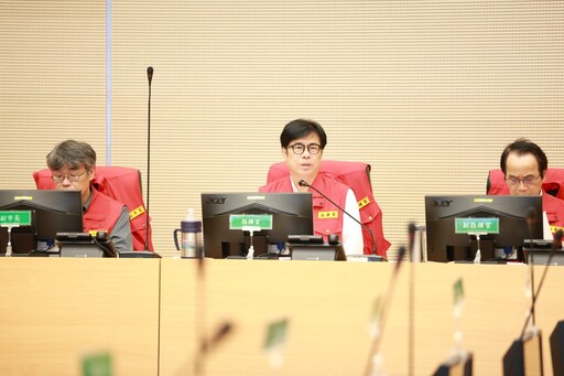 陳其邁坐鎮防颱前線 鳳凰颱風將登陸 高市嚴陣以待啟動防災應變