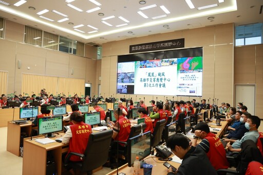 陳其邁坐鎮防颱前線 鳳凰颱風將登陸 高市嚴陣以待啟動防災應變