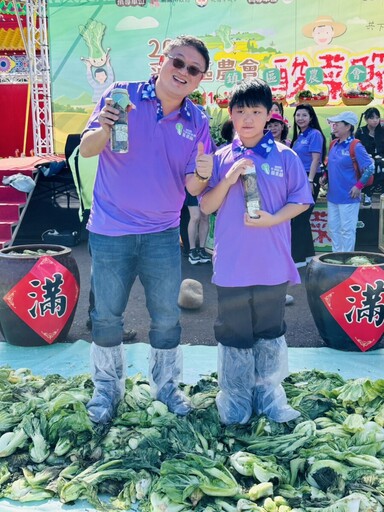 兩年一度！桃園平鎮「千人踩酸菜」登場 張善政市長肯定傳承客家好味道