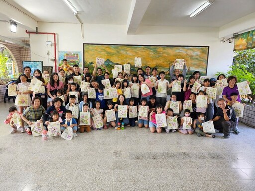 社教館親子共學巡迴列車前進旗尾國小 花卉敲染創意手提袋活動