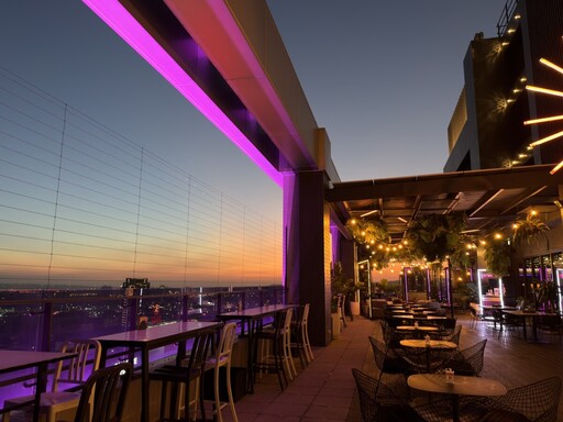 耶誕跨年倒數魅力搶商機！12米浪漫雪花閃耀耶誕樹搶先亮相