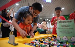 高市圖攜手樂高台灣 強化閱讀平權 偏鄉學童搭閱讀公益專車 探索城市書展魅力