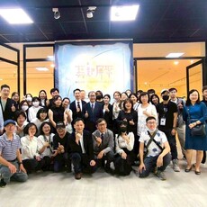 《藝起屏聚》系友美展亮眼登場 教育部長鄭英耀返校同慶