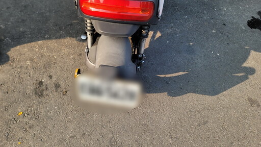 迴轉失準害車掛彩 男「呼呼」快閃仍難逃警法眼