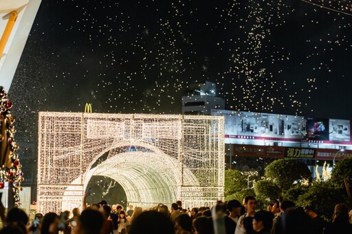 陳其邁點亮高雄26米永恆星冠 中央公園一秒變聖誕小鎮