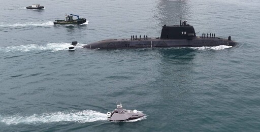 台船「海鯤軍艦」完成海上浮航測試 準備進入潛航階段