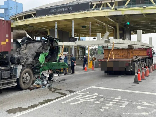 高雄曳引車擦撞貨櫃車 釀車頭全毀1人受傷