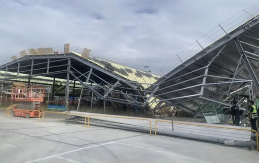鐵皮倒塌！台中烏日籃球場屋頂慘遭對折兩半