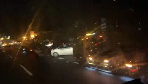 國1新竹段「條狀鋼鐵」散落！慘釀43車撞上