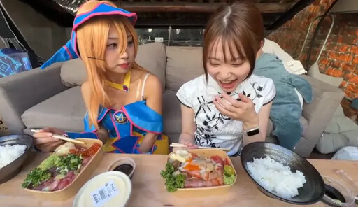 日本2正妹試吃超哥丼飯！夾一口面露難色