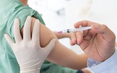 接種BNT疫苗受害 20多歲男獲35萬救濟金
