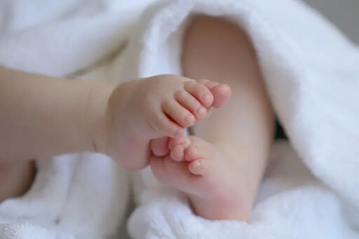 女嬰1舉動超震撼！孕婦懷胎5月診斷手指異常