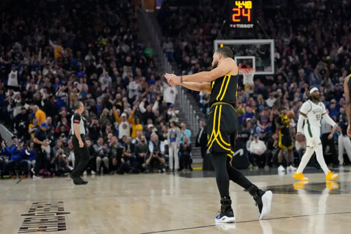 NBA球賽之外的鏡頭：Curry慶祝揮桿當背景