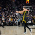 NBA球賽之外的鏡頭：Curry慶祝揮桿當背景