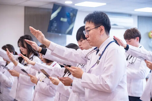 21名清大首屆醫學生披上白袍 將赴醫院實習