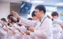 21名清大首屆醫學生披上白袍 將赴醫院實習