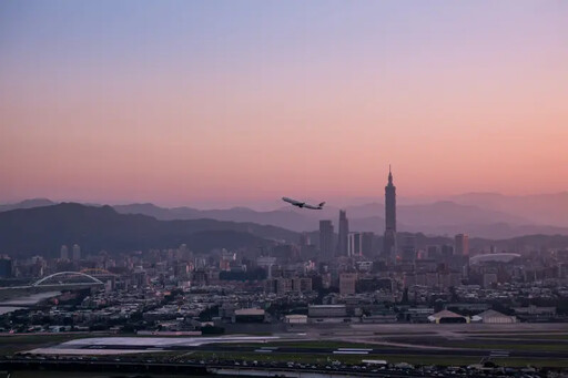 R2D2彩繪機飛抵松山機場 住萬豪酒店躺著看