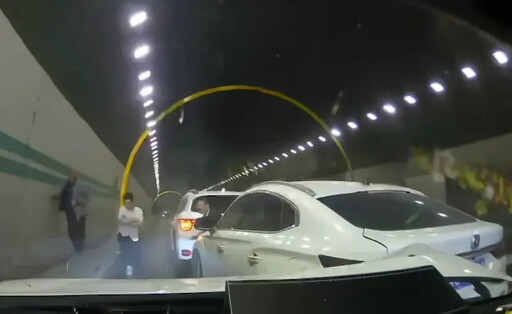 進入隧道一秒追撞！行車紀錄器畫面太驚人