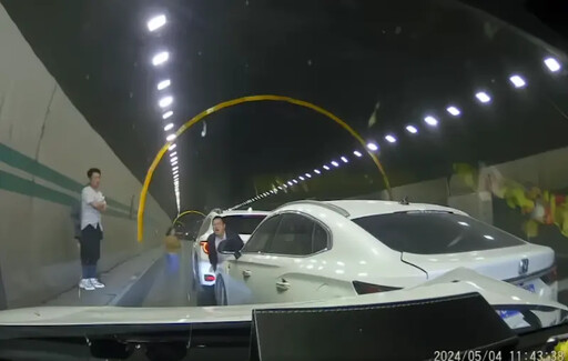 進入隧道一秒追撞！行車紀錄器畫面太驚人
