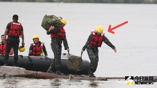陸軍空訓特種海上跳傘 女兵參與引人注目