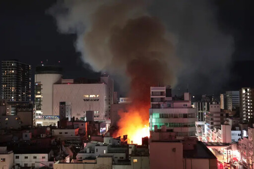 台南塑膠工廠大火 消防隊出動機器人滅火