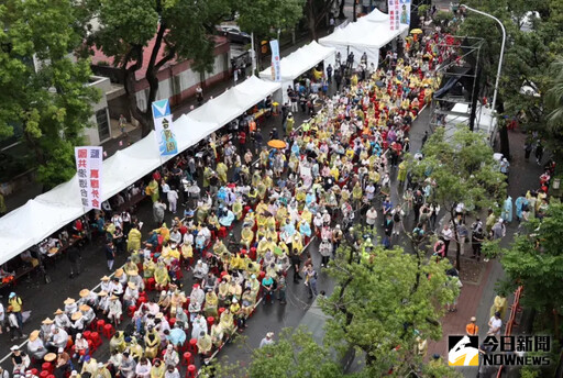 放晴青鳥運動人潮湧進 2千人滿出濟南路