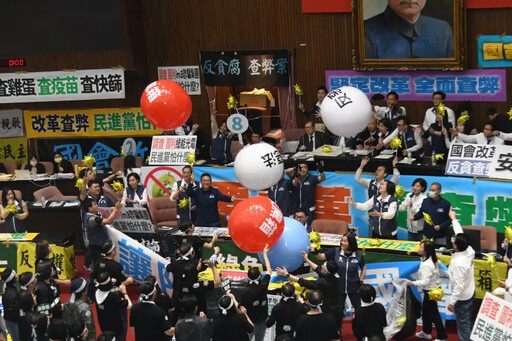 職權行使法二讀 綠委朝韓國瑜丟球射紙飛機