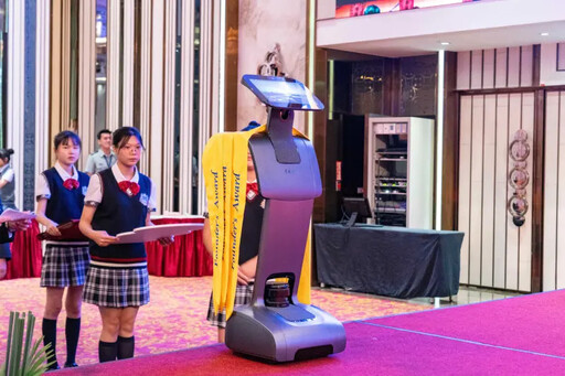 葳格畢業典禮首創AI機器人協助頒獎
