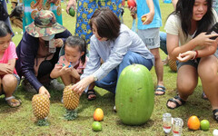 端午立蛋不稀奇 周春米挑戰立鳳梨西瓜