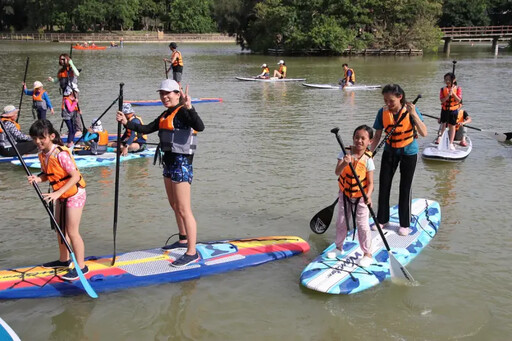 清華大學辦立式划槳及獨木舟體驗營