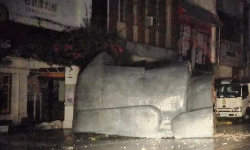 花蓮街頭驚見「巨型摩艾像」躺街上！