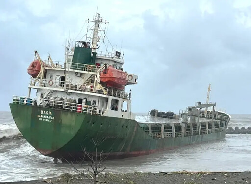 交通部航港局展開船舶殘油移除作業