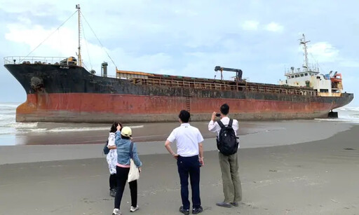 交通部航港局展開船舶殘油移除作業