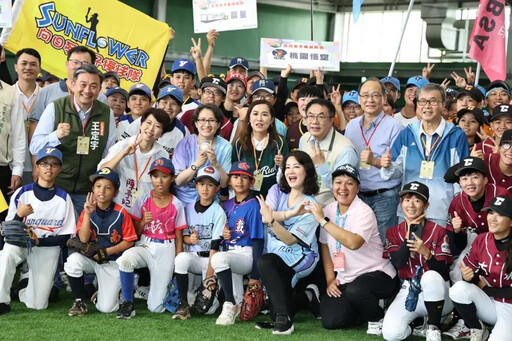 黃偉哲偕蕭副總統為女子棒球開球