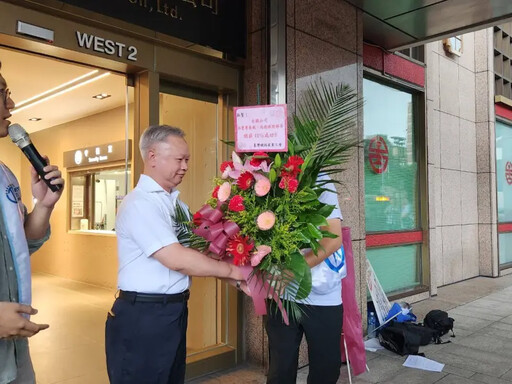 台鐵產工贈花籃諷高層 提訴求起薪比照高鐵