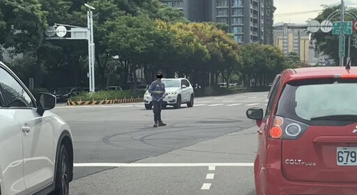 獨／車迷搏命衝市政路快車道 與燒胎痕同框