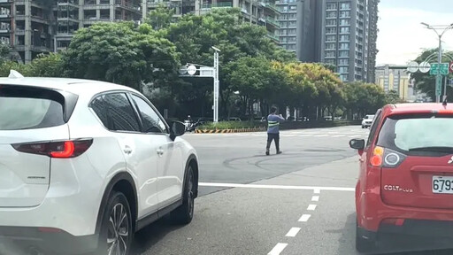 獨／車迷搏命衝市政路快車道 與燒胎痕同框