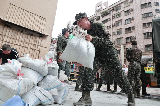 凱米颱風才慘淹 國軍急調沙包援高雄居民