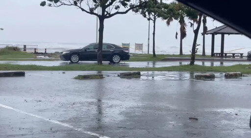 颱風午後風雨加大 高雄旗津岸邊巨浪滔天