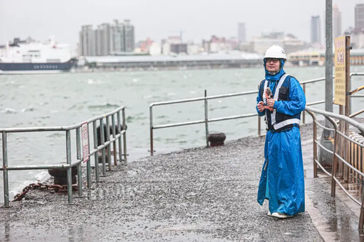 颱風午後風雨加大 高雄旗津岸邊巨浪滔天